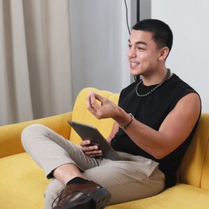 Alex Diaz Instagram - Behind the scenes with @alexandermcdizz 🎬

Alex shared his advice on starting out in the industry and staying true to yourself. 💛

Video is now up on our channel! Link in bio.