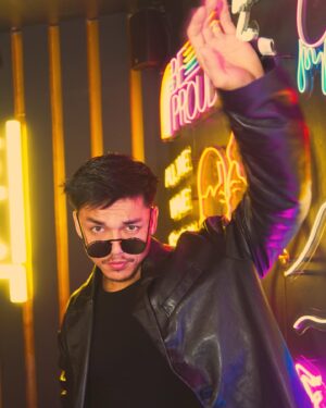 Alex Diaz Instagram - Thank you @hoesikmnl for the warm welcome for @glitteranddoommusicalph! Last night was a blast!

Thank you to @cathyvalenciaskinclinic for the lovely giveaways we gave to our guests!

In #HMxRokh @Hm_man

Special thanks to Direk @FifthSolomon for all the love for our Jukebox Musical Film!

Shout out to my team @astral_jongalvez @vanialtomonte
Stay tuned as we announce premiere dates! 😍
#rokhHM