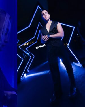 Alex Diaz Instagram - It’s an #AlienInvasion with @muglerofficial🌌🛸 
Swipe to witness the journey➡️👽

In @chynnamamawalatelier @homuradesign and @hm 

#muglerparty #mugler
#singapore #marinabaysands #AlienHypersense #MuglerAngel