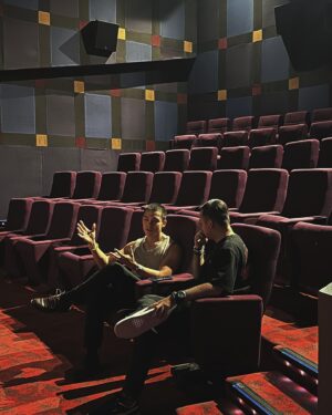 Alex Diaz Instagram - Had an intimate night with our press courtesy of @ayalamallscinemas for Glitter and Doom. 

@glitteranddoommusicalph in cinemas June 4

Thank you to our partners
@solarpicturesph 
@cathyvalenciaskinclinic 
@hm_man 
#GlitterandDoomPH