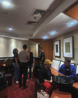 Alex Diaz Instagram - Had an intimate night with our press courtesy of @ayalamallscinemas for Glitter and Doom. 

@glitteranddoommusicalph in cinemas June 4

Thank you to our partners
@solarpicturesph 
@cathyvalenciaskinclinic 
@hm_man 
#GlitterandDoomPH