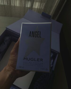 Alex Diaz Instagram - Day 1 in Singapore w/ @muglerofficial🕴️

Upon arriving at our hotel, we were greeted with a gift from the team over at #Mugler! The scents are called Mugler Angel and Mugler Amen

Haven’t tried them yet so stay tuned and I’ll tell ya which is my fave. 

#MuglerParty tonight, excited—taking you guys w/ so meet me on live at 6pm!