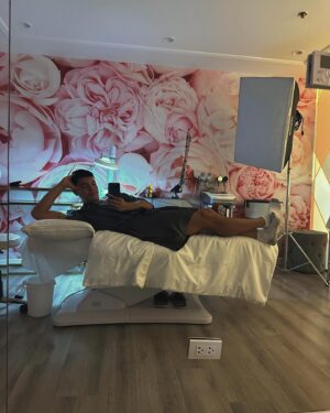 Alex Diaz Instagram - Cheeky spa day at @cathyvalenciaskinclinic in BGC