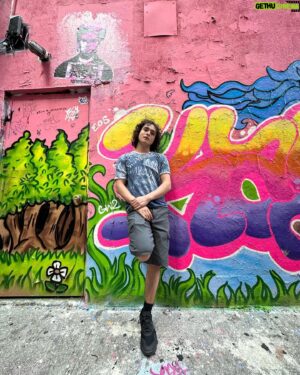 Alex Garfin Instagram - Batman isn’t the only ones in the alleys.

📸: @carlingjacksonart