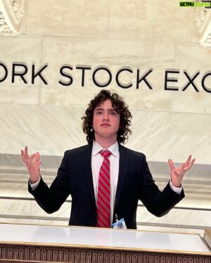 Alex Garfin Instagram - Had the absolute pleasure of going to the @nyse today, and the absolute honor of being shown around by @einsteinofwallst . Can’t wait for everything we will do together to make the world a more fair and artistic place!