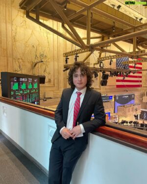 Alex Garfin Instagram - Had the absolute pleasure of going to the @nyse today, and the absolute honor of being shown around by @einsteinofwallst . Can’t wait for everything we will do together to make the world a more fair and artistic place!