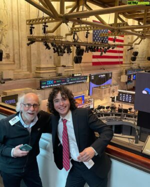 Alex Garfin Instagram - Had the absolute pleasure of going to the @nyse today, and the absolute honor of being shown around by @einsteinofwallst . Can’t wait for everything we will do together to make the world a more fair and artistic place!