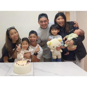 Alex Lam Chi-Sin Instagram - ❤️多謝施家四口❤️
施家兩公婆真係好有我心
知道我生日會同媽咪慶祝
叫我去佢屋企一齊食便飯
鬼鬼馬馬咁送上生日蛋糕
感恩有心一切盡在不言中
我都祝你一家人健康快樂
每日都事事順利事事如意
#白羊座 #生日 #感恩母親
生日正日梗係同母親過啦
細心想乜理由唔同母親過
自己出世最辛苦係母親喎