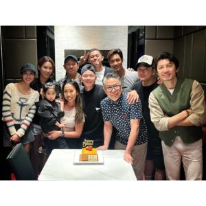 Alex Lam Chi-Sin Instagram - 🧑🏻‍❤️‍🧑🏻好兄弟好伴郎🧑🏻‍❤️‍🧑🏻
每年我生日佢唔使開工
一定給我驚喜送上驚喜
今年佢帶我一家食好嘢
同埋班好好嘅演員共聚
真係多謝呢位兄弟安排
佢送嘅生日禮物很喜歡
係條好有回憶嘅短視頻
仲有部好有型嘅咖啡機
呢位兄弟唔係大情大勝
佢係浪漫驚喜細心嗰種
但私底下我哋兩個其實
仲係好年青玩啲嘢好似
所以我哋好多共同話題
感恩在我生命出現愛你
到最後當然要多謝波比
送咗一支好大香檳俾我
知我唔飲酒等你過嚟飲
#袁偉豪 #男人的浪漫
#帝都酒店 #櫻田日本餐廳