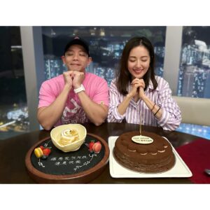 Alex Lam Chi-Sin Instagram - 🎂SIS BD 2023🎂
首先多謝三哥三嫂
請食豐富嘅生日飯
搵錢係好辛苦感恩
多謝幾位嘅遷就我
專誠來到屋企附近
慶祝妹呢餐生日飯
妹我同你又大一歲
感恩大家健康快樂
一切都盡在不言中
麻煩大家唔使問我
大哥少咗出席聚會
因為佢忙到甩晒轆
二哥拍攝新聞女王
一樣都係忙到甩轆
所以唔使胡亂猜測
#鐵馬家族