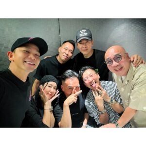 Alex Lam Chi-Sin Instagram - 🫶🏽感恩姜氏兄弟🫶🏽
首先多謝忠哥請食生日飯
二哥無時無刻嘅照顧陪伴
阿池成日都送靚衫俾我着
今日仲送蛋糕俾我發現咗
多謝帶我飲飲食食嘅阿叔
今晚呢餐飯兄弟班係開心
最後竟然有神秘嘉賓入嚟
就係人人尊敬嘅賭神發哥
其實小弟見過發哥好多次
一向都係打招呼絕不打擾
今次發哥見到我叫我教練
之後影相佢話子善企中間
賭神竟然知道我叫咩嘢名
最後佢話唔好再成日喊喇
哈哈真喜出望外多謝發哥
#姜氏金龍醒獅團 #發哥 #賭神