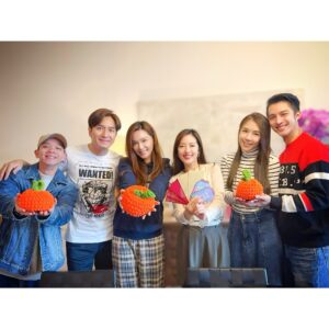 Alex Lam Chi-Sin Instagram - 🦄鐵馬家族🐴
祝大家同家人日日
身體健康笑口常開
事事順利出入平安
心想事成萬事勝意
LOVE MY BIG FAMILY 🐴
#鐵馬家族 
#顧汝棠 #顧汝仁 #顧汝良 #應雁鳴