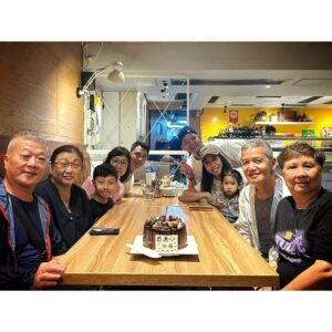 Alex Lam Chi-Sin Instagram - 💪🏽2024-42生日🎂
眨眼人生已經過咗四十二年
當然要多謝感恩父母帶我來
悉心照顧同教導令我好開心
咁成長同過美好嘅童年生活
好感恩父母帶俾我做人智慧
另我在工作上生活上家庭上
好多時都會知道點樣去做好
生日一定要同母親慶祝度過
因為自己嘅生日母親最辛苦
感恩父母養育之恩身體健康
父母成日教我最緊要有家教
我到而家都好記住佢哋教誨
感恩澳門契爺契媽專程過嚟
陪我哋一家人食素菜生日飯
希望每年生日同父母去度過
祝身邊朋友兄弟姊妹粉絲們
每日健康快樂事事順利精進
❤️❤️❤️❤️❤️❤️❤️❤️❤️❤️
#孝道 #養育之恩 #百行孝為先
#家教 #身教 #佛教 #智慧 #素食