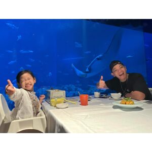 Alex Lam Chi-Sin Instagram - 🐬海洋公園🐳
小乖乖自從上次去過之後
久不久就會問幾時去睇魚
上一次嘅體驗令佢好難忘
終於可以有時間再去多次
今次好叻比上次行咗更耐
仲講咗好多嘢話上次睇過
好似導遊咁樣帶我周圍去
再次多謝🙏🏽🙏🏽🙏🏽 kimmy
@hkoceanpark 
安排我一家呢個開心體驗
亦多多謝🙏🏽🙏🏽🙏🏽 Vivian
幫我預訂豐富嘅自助晚餐
@hongkongoceanparkmarriott 
#HKOceanPark
#HKOceanParkMarriott
#海洋公園 #海龍王餐廳 
#海洋公園萬豪酒店