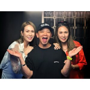 Alex Lam Chi-Sin Instagram - ⭐️雙子星⭐️
入行二十六年記錄很多故事
莊氏四傑其中三位認識好耐
但最耐唔係大家姐係雙子星
喜劇之王首映認識佢哋兩位
當時以為佢哋兩個係混血兒
同佢哋傾好可愛同好有禮貌
唔記得左家姐定係阿妹問我
拍戲好唔好玩㗎我話有啲悶
但有陣時都幾開心之後我問
你哋咁得意會唔會入呢行呀
佢哋話唔知啊俾心機讀書先
好耐之後識咗大家姐都唔知
當年雙子星原來係佢兩個妹
思華同思明時間過得真係快
睇佢哋兩個成長就好似乖乖
其實我身邊真係好多好朋友
年紀大咗好懂得珍惜每一位
同好感恩每位喺我身邊出現
❤️❤️❤️❤️❤️❤️❤️❤️❤️❤️
🫰🏾愛與和平提高靈性🫰🏾
#莊思華 #莊思明 #雙子星
