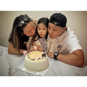 Alex Lam Chi-Sin Instagram - ❤️多謝施家四口❤️
施家兩公婆真係好有我心
知道我生日會同媽咪慶祝
叫我去佢屋企一齊食便飯
鬼鬼馬馬咁送上生日蛋糕
感恩有心一切盡在不言中
我都祝你一家人健康快樂
每日都事事順利事事如意
#白羊座 #生日 #感恩母親
生日正日梗係同母親過啦
細心想乜理由唔同母親過
自己出世最辛苦係母親喎