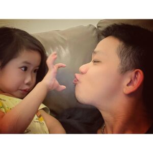 Alex Lam Chi-Sin Instagram - 💋I LOVE YOU💋
好好記錄希望你長大後
好好記住爸不係好愛你
叫你錫啖我啫點解咁嘅