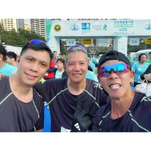 Alex Lam Chi-Sin Instagram - 🏃🏻‍♂️渣馬2024🏃🏻
好多朋友問我點解跑十公里咁少
真心半馬或全馬我未夠料冇信心
重點係我跑步唔係為速度同距離
我目標係為咗減肥健康同埋快樂
今次可以一家人去跑影咗呢張相
真係開心到極點因為唔係個個人
都可以同自己父親哥哥一齊比賽
我父親佢係我偶像差不多七十歲
我細個就成日跟佢去澳門馬拉松
睇佢跑澳氹大橋嘅畫面歷歷在目
屋企跑步羽毛球乒乓球獎杯多多
啲獎牌一抽抽多到要掛喺門後面
由細到大用運動教我做人要堅持
下年再跑好好記錄留下美好回憶
祝父親媽媽哥哥一直要身體健康
做就呢個畫面有四個人功不可沒
下一個貼文真係要多謝返佢幾位
#ADIZEROPRO3
💪🏽💪🏽💪🏽💪🏽💪🏽💪🏽💪🏽💪🏽
愛與和平提高靈性🥰
健身➡️跑步➡️健身➡️跑步
@adidashk @adriansiu @jamieiiu
@oakley @mandychan_alixzoe 
#1morehk #lifeaffectslife #focus 
#一直努力 #肌肉兄弟 #悶棍生活 
#健身 #跑步 #渣打馬拉松2024
