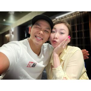 Alex Lam Chi-Sin Instagram - 🫶🏽認識於2006年🫶🏽
同佢認識咗已經十八年
合作咁多次食飯咁多次
大家一直互相欣賞大家
但係都冇同佢單獨合照
可以共聚又記得當然要
影返張相留個好好紀念
一位我好欣賞嘅女演員
請大家記住佢係莊思敏
#莊思敏 #友情
#星海薈 #利舞臺廣場