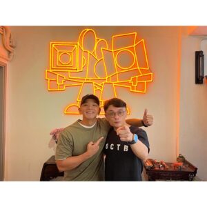 Alex Lam Chi-Sin Instagram - 🔥反黑第二季🔥
幾年前好多朋友知道反黑導演係大王
小龍又係主角以為我一定會有份參與
解釋過千千萬萬次套劇當然有邀請我
但因為當期嘅關係所以不能參與反黑
之後準備第二季大王一早已經同我講
細佬第二季你一定要參與留當期俾我
所以反黑第二季大家放心會有我出現
佢哋兩個同我一齊長大識咗二十幾年
雖然好多時唔係一齊工作但成日聯絡
兄弟嘅嘢真係好簡單唔需要成日見面
幾耐冇見都好見面時份友情永遠不變
#反黑第二季 #反黑 #陳國坤 #宋本忠 
#三五成群 #大王 #阿必