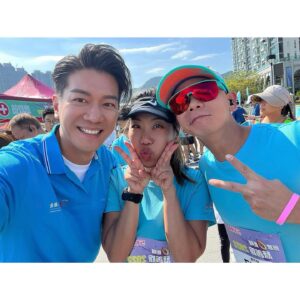 Alex Lam Chi-Sin Instagram - 🔓成就解鎖🔓
非常感恩可以睇到黎諾懿
佢嘅社交平台宣傳慈善跑
因佢係大使突然隨喜想跑
亦因為有次拍奪命提示時
陳山叔佢車我到現場經過
麥當勞叔叔之家佢話去過
探訪過小朋友佢哋好堅強
我聽佢講嘅故事我一路喊
佢問我有冇興趣去做探訪
啲小朋友見到我會好開心
我話唔得㗎我聽都已經咁
唔想去影響啲小朋友情緒
我話有其他嘢幫手話我知
叔我講過嘅嘢終於有機會
今次跑受惠機構其中之一
就係佢哋所以我好想參與
咁啱老婆佢近排狀態咁好
問佢可唔可以陪我一齊去
做慈善大家開心跑又健康
佢一口應承左我仲同佢講
大家嘅第一次可成就解鎖
互相扶持互相鼓勵跑到尾
自己跑唔需要跟別人節奏
唔好理快定慢總之真完成
所有嘅嘢都係正向好開心
希望可以快啲再有第二次
同老婆再去參與類似活動
今次有另外一樣開心嘅係
以普通人去報名開心完成
唔係以演員工作身份出席
❤️❤️❤️❤️❤️❤️❤️❤️❤️
老婆多謝你陪我做咗一件
好想做嘅事五公里唔簡單
唔係隨隨便便一個人做到
運動係為健康為挑戰自己
唔需要理會人哋講乜嘢嘅
點都好我會喺你背後去跑
會拖住你隻小手一齊衝線
人生不斷修練每日去做好
#ADIZEROPRO3
💪🏽💪🏽💪🏽💪🏽💪🏽💪🏽💪🏽💪🏽
愛與和平提高靈性🥰
健身➡️跑步➡️健身➡️跑步
@adidashk @adriansiu @jamieiiu
@oakley @mandychan_alixzoe 
#1morehk #lifeaffectslife #focus 
#一直努力 #肌肉兄弟 #悶棍生活 
#健身 #跑步 #夢想0距離慈善跑