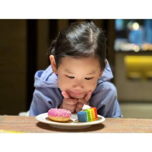 Alex Lam Chi-Sin Instagram - 🎂乖乖BD🎂
乖乖之前咪咪同爸不
冇時間同你慶祝生日
終於有時間同你補返
到大過時你都要記住
你生日嘅日子係咪咪
人生裏最痛苦嘅一天
要留嗰日俾佢去慶祝
感恩佢用生命帶你嚟
呢個世界爸不亦能恩
你選擇我同咪咪成為
你嘅父母我永遠愛你
❤️❤️❤️❤️❤️❤️❤️
@hkoceanpark 
Kimmy
@hongkongoceanparkmarriott 
Vivian
多謝曬兩位嘅悉心安排🙏🏾
重點員工非常優質服務❤️
#HKOceanPark
#HKOceanParkMarriott
#海洋公園 #海洋公園萬豪酒店
#staycationhk