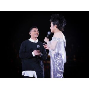 Alex Lam Chi-Sin Instagram - 🎤珍音樂呂珊演唱會🎤
再一次喺度多謝珊姐邀請
俾機會我感受舞台這經歷
同佢拍劇已合作過好多次
係個對後輩好好嘅女英雄
佢性格溫柔中帶一點豪邁
眨吓眼認識珊姐已十五年
第一次合作在施公奇案二
佢話同我開工佢會笑唔停
我同你拍劇咪一樣咁開心
多謝你咁錫我呢位小兄弟
俾愛你嘅粉絲認識林子善
🫶🏽多謝🫶🏽
出品人蔡國熙先生嘅安排
音樂總監徐日勤給我信心
所有台前幕後嘅工作人員
當然要多謝珊姐一班粉絲
髮型設計 @ballng 
服裝設計 @wagamamaplayground 
#呂珊 #珍音樂呂珊演唱會 
#帝國娛樂 #演唱會 
#相愛很難 #愛的呼喚