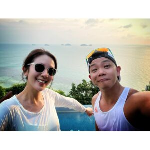 Alex Lam Chi-Sin Instagram - ❤️偏心篇❤️
有好多朋友同網友會講
子善你偏心錫阿妹多啲
好肯定話俾你知絕對係
因幾兄弟初開始嘅時候
幾個阿哥都以佢為中心
所以大家問佢哋每一位
最錫邊個必定係講阿妹
只係我會錫到出晒面啫
就好似今次二哥嘅婚禮
早早已經幫我安排行程
幫大家安排時間買機票
婚禮前一兩日食啲乜嘢
三哥生日又準備定蛋糕
又請大家食豐富海鮮餐
佢出曬名係一個慳家妹
但對我一向都從不計較
大家就會明點解咁抵錫
❤️❤️❤️❤️❤️❤️❤️❤️
阿妹佢都非常鍾意跑步
出發前我問有冇帶架撐
佢話阿哥梗係有帶到啦
全程山路跑咗唔係好耐
跑到三哥同我真係斷氣
但開心感恩天給我機會
同阿妹三哥旅行一齊跑
我哋大家都要身體健康
希望每次去旅行都可以
去到當地周圍跑下影相
I LOVE MY BIG FAMILY
#ADIZEROBOSTON12 
💪🏽💪🏽💪🏽💪🏽💪🏽💪🏽💪🏽💪🏽
愛與和平提高靈性🥰
健身➡️跑步➡️健身➡️跑步
@adidashk @adriansiu @jamieiiu
@oakley @mandychan_alixzoe 
#1morehk #lifeaffectslife #focus 
#一直努力 #肌肉兄弟 #悶棍生活 
#健身 #跑步 
#顧汝良 #應雁鳴
#鐵馬家族 #喊就一齊喊笑就一齊笑
