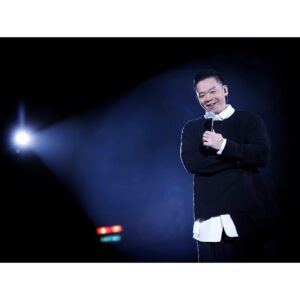 Alex Lam Chi-Sin Instagram - 🎤珍音樂呂珊演唱會🎤
再一次喺度多謝珊姐邀請
俾機會我感受舞台這經歷
同佢拍劇已合作過好多次
係個對後輩好好嘅女英雄
佢性格溫柔中帶一點豪邁
眨吓眼認識珊姐已十五年
第一次合作在施公奇案二
佢話同我開工佢會笑唔停
我同你拍劇咪一樣咁開心
多謝你咁錫我呢位小兄弟
俾愛你嘅粉絲認識林子善
🫶🏽多謝🫶🏽
出品人蔡國熙先生嘅安排
音樂總監徐日勤給我信心
所有台前幕後嘅工作人員
當然要多謝珊姐一班粉絲
髮型設計 @ballng 
服裝設計 @wagamamaplayground 
#呂珊 #珍音樂呂珊演唱會 
#帝國娛樂 #演唱會 
#相愛很難 #愛的呼喚