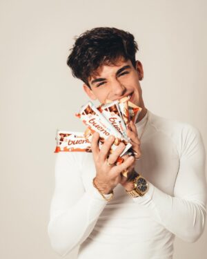 Alex Mandon Rey Instagram - ¡Brutal el Megapack que me ha regalado @kinderbueno_es junto a la Beca Kinder por haber ganado los Bueno Challenge en Got Talent! 🤩✨
 
También os doy las gracias a vosotros por estar cada día animándome, por compartir mi pasión que es el baile y por todo el apoyo recibido estos últimos meses. ❤️ Me hacéis sacar mi lado Bueno. 🫶
 
Se podría decir que ha sido una dulce victoria. 😎🕺

PHOTOGRAPHER: @josearob.photo