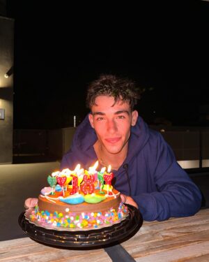 Alex Mandon Rey Instagram - Un poco tarde pero es cuando he conseguido la tarta JAJAJAJA ,18 añitos!✨🔞