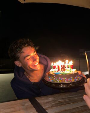Alex Mandon Rey Instagram - Un poco tarde pero es cuando he conseguido la tarta JAJAJAJA ,18 añitos!✨🔞
