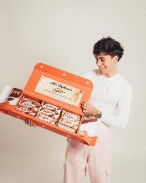 Alex Mandon Rey Instagram - ¡Brutal el Megapack que me ha regalado @kinderbueno_es junto a la Beca Kinder por haber ganado los Bueno Challenge en Got Talent! 🤩✨
 
También os doy las gracias a vosotros por estar cada día animándome, por compartir mi pasión que es el baile y por todo el apoyo recibido estos últimos meses. ❤️ Me hacéis sacar mi lado Bueno. 🫶
 
Se podría decir que ha sido una dulce victoria. 😎🕺

PHOTOGRAPHER: @josearob.photo