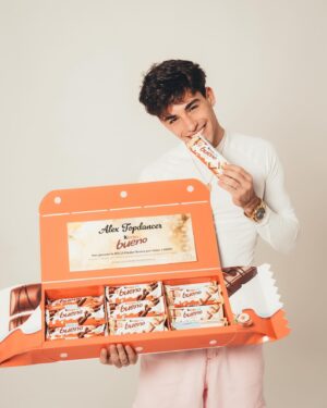 Alex Mandon Rey Instagram - ¡Brutal el Megapack que me ha regalado @kinderbueno_es junto a la Beca Kinder por haber ganado los Bueno Challenge en Got Talent! 🤩✨
 
También os doy las gracias a vosotros por estar cada día animándome, por compartir mi pasión que es el baile y por todo el apoyo recibido estos últimos meses. ❤️ Me hacéis sacar mi lado Bueno. 🫶
 
Se podría decir que ha sido una dulce victoria. 😎🕺

PHOTOGRAPHER: @josearob.photo