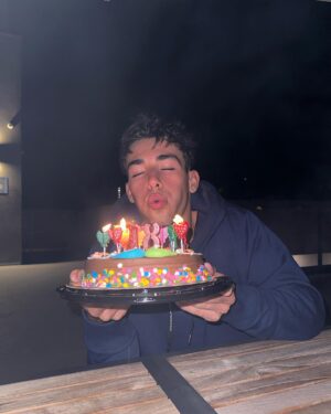 Alex Mandon Rey Instagram - Un poco tarde pero es cuando he conseguido la tarta JAJAJAJA ,18 añitos!✨🔞