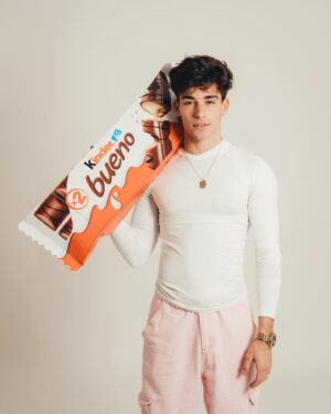 Alex Mandon Rey Instagram - ¡Brutal el Megapack que me ha regalado @kinderbueno_es junto a la Beca Kinder por haber ganado los Bueno Challenge en Got Talent! 🤩✨
 
También os doy las gracias a vosotros por estar cada día animándome, por compartir mi pasión que es el baile y por todo el apoyo recibido estos últimos meses. ❤️ Me hacéis sacar mi lado Bueno. 🫶
 
Se podría decir que ha sido una dulce victoria. 😎🕺

PHOTOGRAPHER: @josearob.photo
