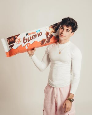 Alex Mandon Rey Instagram - ¡Brutal el Megapack que me ha regalado @kinderbueno_es junto a la Beca Kinder por haber ganado los Bueno Challenge en Got Talent! 🤩✨
 
También os doy las gracias a vosotros por estar cada día animándome, por compartir mi pasión que es el baile y por todo el apoyo recibido estos últimos meses. ❤️ Me hacéis sacar mi lado Bueno. 🫶
 
Se podría decir que ha sido una dulce victoria. 😎🕺

PHOTOGRAPHER: @josearob.photo