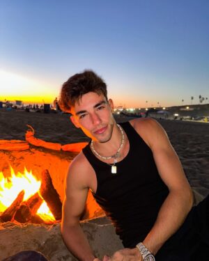 Alex Mandon Rey Instagram - 🔞Turning 18th years old, Celebrando mi 18 cumpleaños de la mejor manera que podría imaginar, en la playa de LA ,frente al mar, al lado del fuego y haciendo marshmallows con mi familia, una noche increíble. Mi hermana y yo brindamos por la salud, por el amor y por seguir cada año teniendo las mismas sonrisas de como cuando éramos niños pequeños, por nunca dejar atrás los sueños y la inocencia de los niños que una vez fuimos y siempre seremos, de pequeño solía decirle a mi madre que algún día viviría en Estados Unidos que era mi mayor sueño y que lo iba a conseguir, pues mira llevo 5 meses viviendo en Los Ángeles y hoy celebro mi mayoría de edad en Estados Unidos como una vez de niño soñé, los sueños se cumplen y hablo desde la experiencia personal, sueña a lo grande y conseguirás éxitos personales .Gracias a los que estáis leyendo esto, significa que me apoyas o os gusta lo que hago y soy, me gustaría darte las gracias por ello y por siempre estar para mí ,Sin mi gente tampoco estaría donde estoy hoy, así que todo esto es una consecuencia de todos los factores de mi vida, ahora sí soy un adultooo!! JAJAJAJ✨🪽❤️