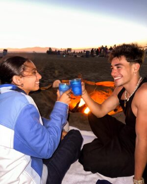 Alex Mandon Rey Instagram - 🔞Turning 18th years old, Celebrando mi 18 cumpleaños de la mejor manera que podría imaginar, en la playa de LA ,frente al mar, al lado del fuego y haciendo marshmallows con mi familia, una noche increíble. Mi hermana y yo brindamos por la salud, por el amor y por seguir cada año teniendo las mismas sonrisas de como cuando éramos niños pequeños, por nunca dejar atrás los sueños y la inocencia de los niños que una vez fuimos y siempre seremos, de pequeño solía decirle a mi madre que algún día viviría en Estados Unidos que era mi mayor sueño y que lo iba a conseguir, pues mira llevo 5 meses viviendo en Los Ángeles y hoy celebro mi mayoría de edad en Estados Unidos como una vez de niño soñé, los sueños se cumplen y hablo desde la experiencia personal, sueña a lo grande y conseguirás éxitos personales .Gracias a los que estáis leyendo esto, significa que me apoyas o os gusta lo que hago y soy, me gustaría darte las gracias por ello y por siempre estar para mí ,Sin mi gente tampoco estaría donde estoy hoy, así que todo esto es una consecuencia de todos los factores de mi vida, ahora sí soy un adultooo!! JAJAJAJ✨🪽❤️