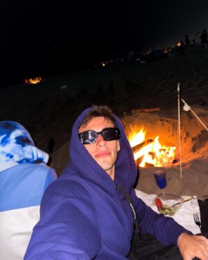 Alex Mandon Rey Instagram - 🔞Turning 18th years old, Celebrando mi 18 cumpleaños de la mejor manera que podría imaginar, en la playa de LA ,frente al mar, al lado del fuego y haciendo marshmallows con mi familia, una noche increíble. Mi hermana y yo brindamos por la salud, por el amor y por seguir cada año teniendo las mismas sonrisas de como cuando éramos niños pequeños, por nunca dejar atrás los sueños y la inocencia de los niños que una vez fuimos y siempre seremos, de pequeño solía decirle a mi madre que algún día viviría en Estados Unidos que era mi mayor sueño y que lo iba a conseguir, pues mira llevo 5 meses viviendo en Los Ángeles y hoy celebro mi mayoría de edad en Estados Unidos como una vez de niño soñé, los sueños se cumplen y hablo desde la experiencia personal, sueña a lo grande y conseguirás éxitos personales .Gracias a los que estáis leyendo esto, significa que me apoyas o os gusta lo que hago y soy, me gustaría darte las gracias por ello y por siempre estar para mí ,Sin mi gente tampoco estaría donde estoy hoy, así que todo esto es una consecuencia de todos los factores de mi vida, ahora sí soy un adultooo!! JAJAJAJ✨🪽❤️