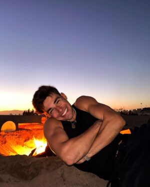Alex Mandon Rey Instagram - 🔞Turning 18th years old, Celebrando mi 18 cumpleaños de la mejor manera que podría imaginar, en la playa de LA ,frente al mar, al lado del fuego y haciendo marshmallows con mi familia, una noche increíble. Mi hermana y yo brindamos por la salud, por el amor y por seguir cada año teniendo las mismas sonrisas de como cuando éramos niños pequeños, por nunca dejar atrás los sueños y la inocencia de los niños que una vez fuimos y siempre seremos, de pequeño solía decirle a mi madre que algún día viviría en Estados Unidos que era mi mayor sueño y que lo iba a conseguir, pues mira llevo 5 meses viviendo en Los Ángeles y hoy celebro mi mayoría de edad en Estados Unidos como una vez de niño soñé, los sueños se cumplen y hablo desde la experiencia personal, sueña a lo grande y conseguirás éxitos personales .Gracias a los que estáis leyendo esto, significa que me apoyas o os gusta lo que hago y soy, me gustaría darte las gracias por ello y por siempre estar para mí ,Sin mi gente tampoco estaría donde estoy hoy, así que todo esto es una consecuencia de todos los factores de mi vida, ahora sí soy un adultooo!! JAJAJAJ✨🪽❤️