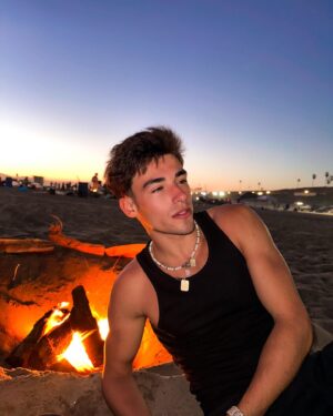 Alex Mandon Rey Instagram - 🔞Turning 18th years old, Celebrando mi 18 cumpleaños de la mejor manera que podría imaginar, en la playa de LA ,frente al mar, al lado del fuego y haciendo marshmallows con mi familia, una noche increíble. Mi hermana y yo brindamos por la salud, por el amor y por seguir cada año teniendo las mismas sonrisas de como cuando éramos niños pequeños, por nunca dejar atrás los sueños y la inocencia de los niños que una vez fuimos y siempre seremos, de pequeño solía decirle a mi madre que algún día viviría en Estados Unidos que era mi mayor sueño y que lo iba a conseguir, pues mira llevo 5 meses viviendo en Los Ángeles y hoy celebro mi mayoría de edad en Estados Unidos como una vez de niño soñé, los sueños se cumplen y hablo desde la experiencia personal, sueña a lo grande y conseguirás éxitos personales .Gracias a los que estáis leyendo esto, significa que me apoyas o os gusta lo que hago y soy, me gustaría darte las gracias por ello y por siempre estar para mí ,Sin mi gente tampoco estaría donde estoy hoy, así que todo esto es una consecuencia de todos los factores de mi vida, ahora sí soy un adultooo!! JAJAJAJ✨🪽❤️