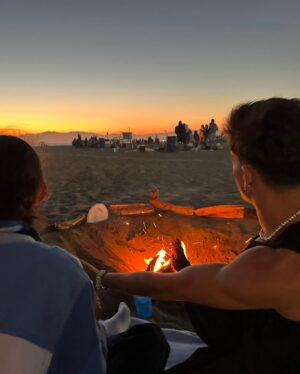 Alex Mandon Rey Instagram - 🔞Turning 18th years old, Celebrando mi 18 cumpleaños de la mejor manera que podría imaginar, en la playa de LA ,frente al mar, al lado del fuego y haciendo marshmallows con mi familia, una noche increíble. Mi hermana y yo brindamos por la salud, por el amor y por seguir cada año teniendo las mismas sonrisas de como cuando éramos niños pequeños, por nunca dejar atrás los sueños y la inocencia de los niños que una vez fuimos y siempre seremos, de pequeño solía decirle a mi madre que algún día viviría en Estados Unidos que era mi mayor sueño y que lo iba a conseguir, pues mira llevo 5 meses viviendo en Los Ángeles y hoy celebro mi mayoría de edad en Estados Unidos como una vez de niño soñé, los sueños se cumplen y hablo desde la experiencia personal, sueña a lo grande y conseguirás éxitos personales .Gracias a los que estáis leyendo esto, significa que me apoyas o os gusta lo que hago y soy, me gustaría darte las gracias por ello y por siempre estar para mí ,Sin mi gente tampoco estaría donde estoy hoy, así que todo esto es una consecuencia de todos los factores de mi vida, ahora sí soy un adultooo!! JAJAJAJ✨🪽❤️