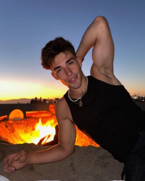 Alex Mandon Rey Instagram - 🔞Turning 18th years old, Celebrando mi 18 cumpleaños de la mejor manera que podría imaginar, en la playa de LA ,frente al mar, al lado del fuego y haciendo marshmallows con mi familia, una noche increíble. Mi hermana y yo brindamos por la salud, por el amor y por seguir cada año teniendo las mismas sonrisas de como cuando éramos niños pequeños, por nunca dejar atrás los sueños y la inocencia de los niños que una vez fuimos y siempre seremos, de pequeño solía decirle a mi madre que algún día viviría en Estados Unidos que era mi mayor sueño y que lo iba a conseguir, pues mira llevo 5 meses viviendo en Los Ángeles y hoy celebro mi mayoría de edad en Estados Unidos como una vez de niño soñé, los sueños se cumplen y hablo desde la experiencia personal, sueña a lo grande y conseguirás éxitos personales .Gracias a los que estáis leyendo esto, significa que me apoyas o os gusta lo que hago y soy, me gustaría darte las gracias por ello y por siempre estar para mí ,Sin mi gente tampoco estaría donde estoy hoy, así que todo esto es una consecuencia de todos los factores de mi vida, ahora sí soy un adultooo!! JAJAJAJ✨🪽❤️