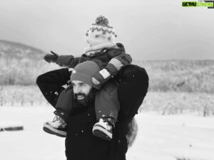 Alex Nevsky Instagram - Avec elle, je deviens plus grand.

Plus grand comme dans plus présent et plus que jamais apte à retourner dans mon coeur d’enfant. 

❤️