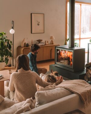 Alex Nevsky Instagram - Un printemps tardif qui nous fait encore plus apprécier le fait d’avoir un poêle à bois @stuv_america en plein cœur de la maison. C’est le nouveau hotspot pour toute la famille. 💛🔥

Notre ancien poêle à bois ne respectait pas les normes environnementales. Nous avons donc entrepris des recherches pour trouver une alternative: C’est là où nous avons découvert @stuv_america , une entreprise établie à Bromont, tout près de chez nous.
Non seulement leurs poêles et foyers sont plus performants et écologiques, mais, à notre plus grand bonheur, Stûv offre un modèle de poêle à bois fabriqué ici, à quelques kilomètres de la maison. 

C’est celui qu’on a choisi (le Stûv 16) et on capote dessus. En plus de chauffer la maison, on a droit au spectacle des flammes. 
Tellement magnétique et méditatif.
😌🧘
Photos magnifiques par @nancygui 
#partenariat