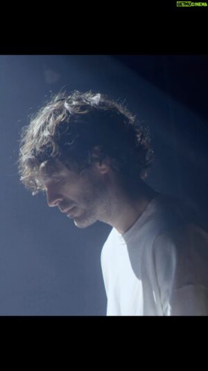 Alex Nevsky Instagram - L’album est disponible!
Des dernières années, je garderai toujours le souvenir d’une période de grands apprentissages et d’une transformation profonde.
Mon nouveau disque, Même l’impossible fleurit est un témoignage de ces apprentissages, une volonté d’amener dans le monde cette douceur que l’on ressent lorsqu’on se connecte à soi, lorsqu’on comprend et apprécie de jour en jour davantage qui on est. Je remercie les fleurs, les oiseaux, le soleil qui embrasse et embrase la montagne rose et jaune. Je remercie la nature pour sa beauté qui me bouleverse.

À la beauté des coeurs qui m’entourent, me supportent et me permettent d’apprendre constamment. À Vanessa et Claire, qui apportent tellement de joie à ma vie, me donnant ainsi l’énergie pour grandir et créer. 

Je tiens à remercier Antoine Gratton pour ses arrangements magnifiques. Merci à Louis-Pierre Bergeron ( cor français), Sarah Martineau ( alto), Stéphanie Collerette                ( violoncelle) ainsi qu’à Jocelyne Roy ( flûte traversière). Un merci bien spécial à Marie-Pierre Tremblay, arrivée dans ma vie au parfait moment. Merci pour ton soutien, ton écoute, tes partages, ton instinct et ta confiance. Merci à Alexandre Métivier pour la prise de son du piano et John Kaspy pour le quatuor. Merci aux musiciennes et musiciens pour votre magie. Merci à mon ami Gabriel Gagnon ( studio Homy )pour le mix magnifique, à Marc Thériault pour le mastering. Merci à Marie-Claude Meilleur pour la pochette, à David Lafrance pour sa magnifique oeuvre.

Merci à Jolanka ansi qu’à toute l’équipe de l’agence M. Un grand merci à Louis-Armand Bombardier et Danika Fleury de m’inclure dans la belle famille de L-A be. Votre support, votre humour et votre amour de la musique rendent cette expérience encore plus belle.
Merci à toute l’équipe de L-A be, à Angelina Sanchez et Sébastien Franco, Charles-Antoine Marcotte, Maude Prévost et Amina Debbache. Merci à Narimane et Joanie de Communications Narimane.
Merci à Jany et Jean-Francois de Concertium.

Merci à ma directrice artistique favorite, Vanessa Pilon, pour tes idées et tes partages qui ont grandement contribué au projet.