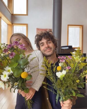 Alex Nevsky Instagram - Merci pour vos nombreux messages et commentaires depuis la semaine dernière.
J’ai reçu beaucoup d’amour et de beauté.
J’ai vraiment hâte de vous faire entendre le reste de l’album.

Ça sort le 17 mars 🌷🌻☘️