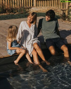 Alex Nevsky Instagram - À quel point on a hâte de se replonger les pieds dans l’eau et vivre tous ces moments en famille! 🌞🥹 

La piscine est devenue l’un de nos éléments préférés de la maison. C’était déjà le paradis, mais là, c’est à un autre niveau! ✨

En plus, nos amis chez @piscinesmova ont accepté de mettre au point, pour nous, une couleur sur mesure parfaite pour créer un effet plus naturel, qui se fond davantage avec l’environnement du Québec.

Nous avons fait plusieurs tests pour trouver LA teinte. Et, bonne nouvelle: La couleur est maintenant disponible! (C’est la teinte « fond rocheux », si jamais vous vous demandez) 🪨

 P.S. Il n’est pas trop tard pour enclencher un projet piscine, et être en mesure de se baigner cet été. Les piscines en fibre de verre ont l’avantage de s’installer en rapidement. J’dis ça j’dis rien! 🏊🏼 Photos: @sameravenelle 

#partenariat