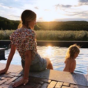 Alex Nevsky Instagram - Mes favorites qui se baignent dans la douce lumière. C’est dans ce décor enchanteur qu’on s’aime à chaque jour. Merci @piscinestrevi d’avoir ajouté votre touche de magie à notre paradis.
#piscinetrevi